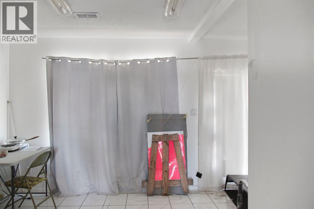 5205 50 Street Property Photo 3