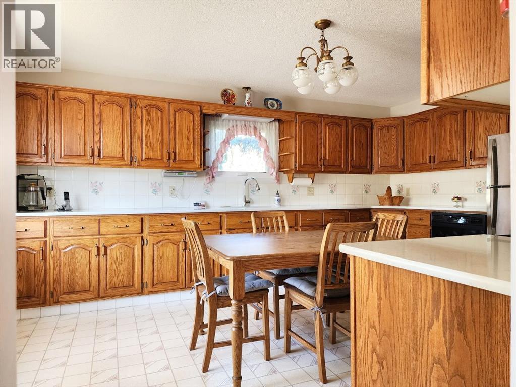 112 43 Avenue W Property Photo 2