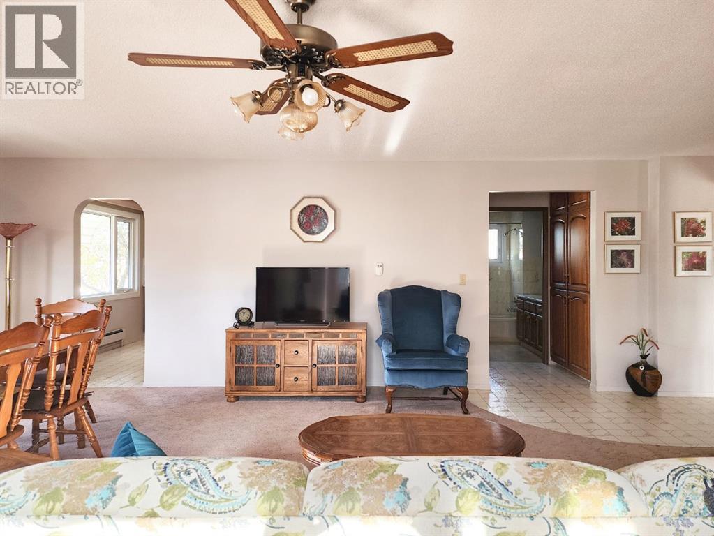 112 43 Avenue W Property Photo 8