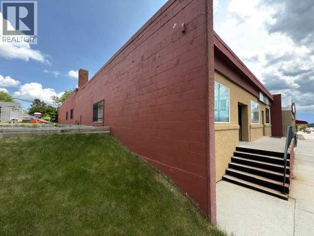 515 50 Street Property Photo 4