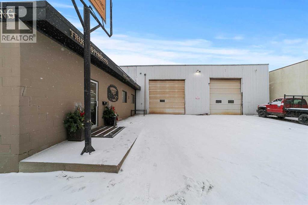 5013 48 Street Property Photo 5