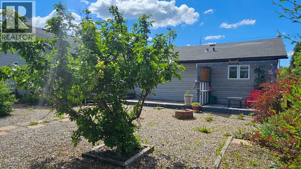 5112 52 Avenue Property Photo 8