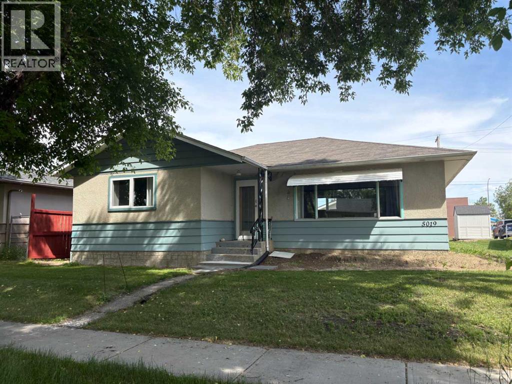 5019 51 Street Property Photo 1
