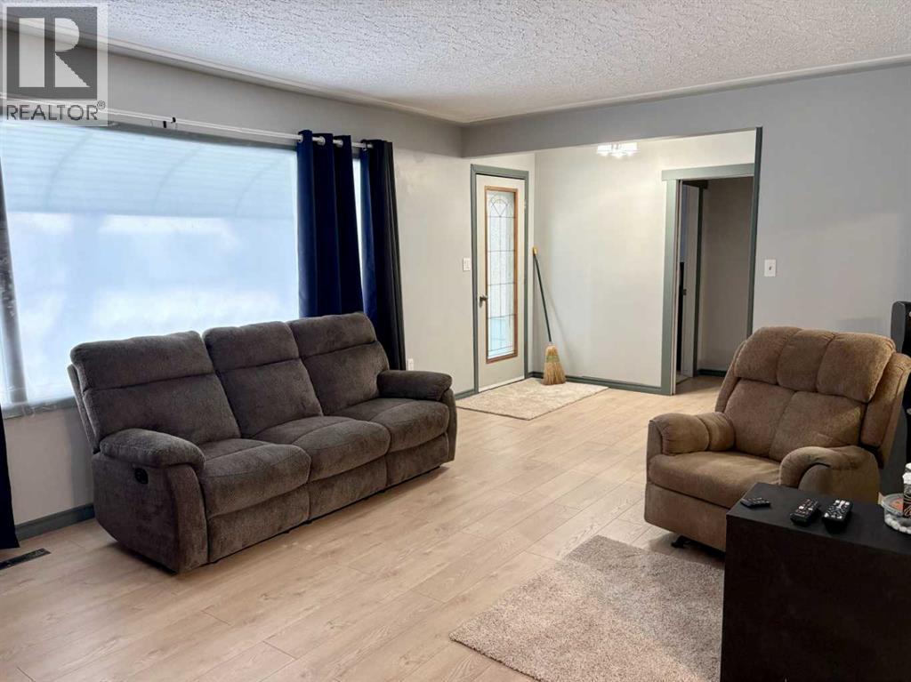 5019 51 Street Property Photo 3