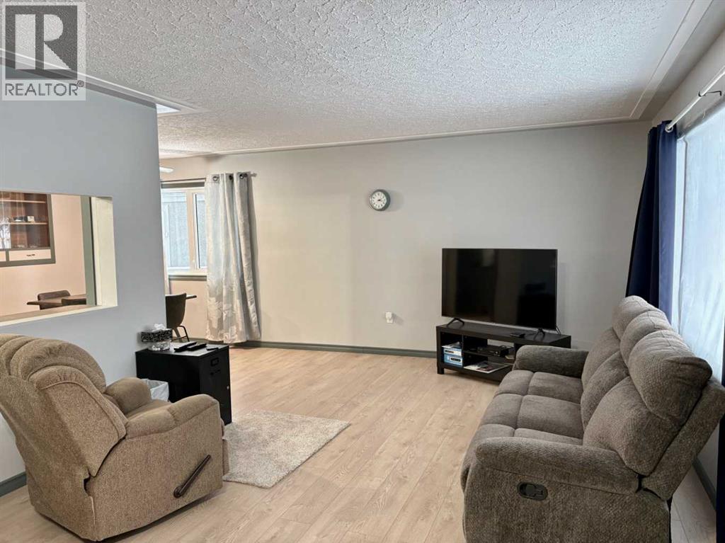 5019 51 Street Property Photo 4
