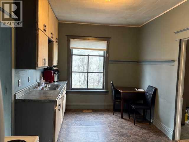 4919 49 Street Property Photo 5