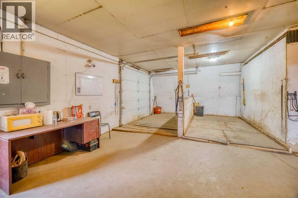 354142 48 Street E Property Photo 11