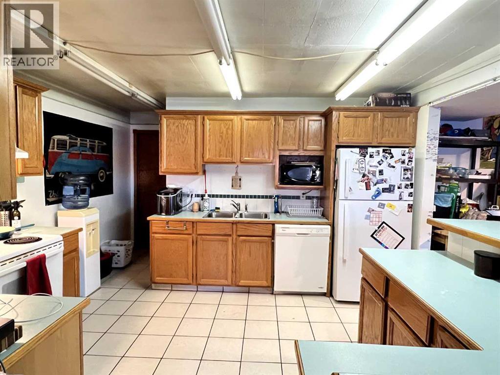 5044 50 Street Property Photo 5