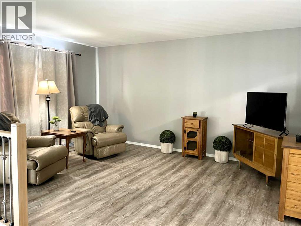 4516 45 Street Property Photo 5