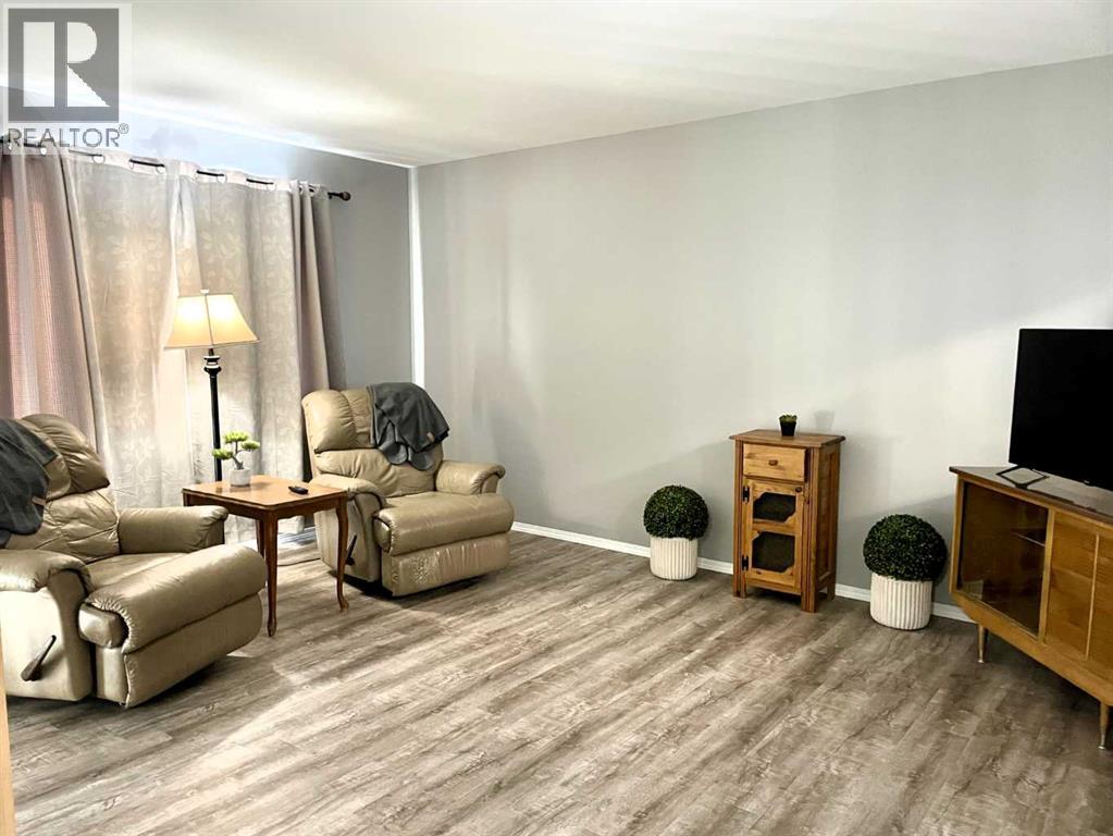 4516 45 Street Property Photo 6