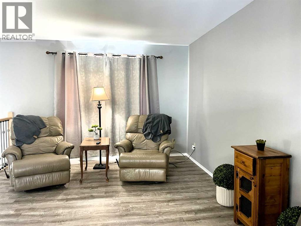 4516 45 Street Property Photo 7