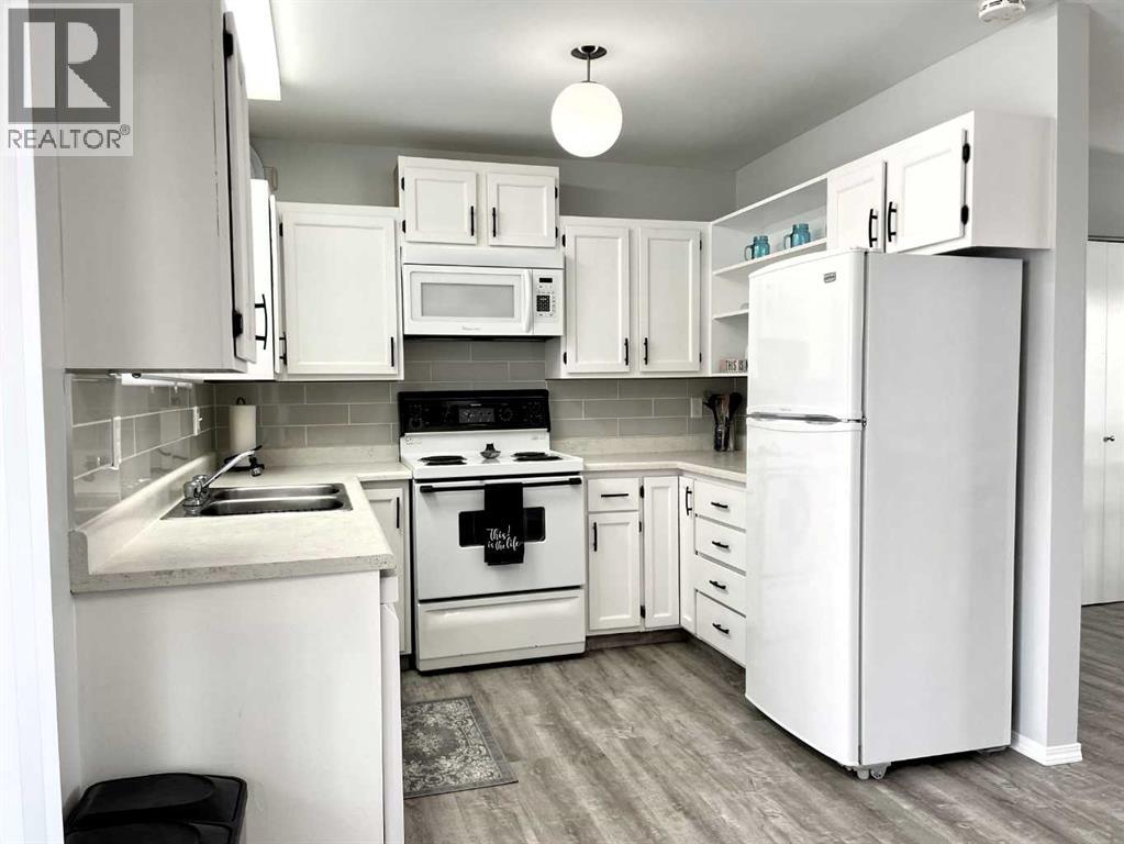 4516 45 Street Property Photo 11