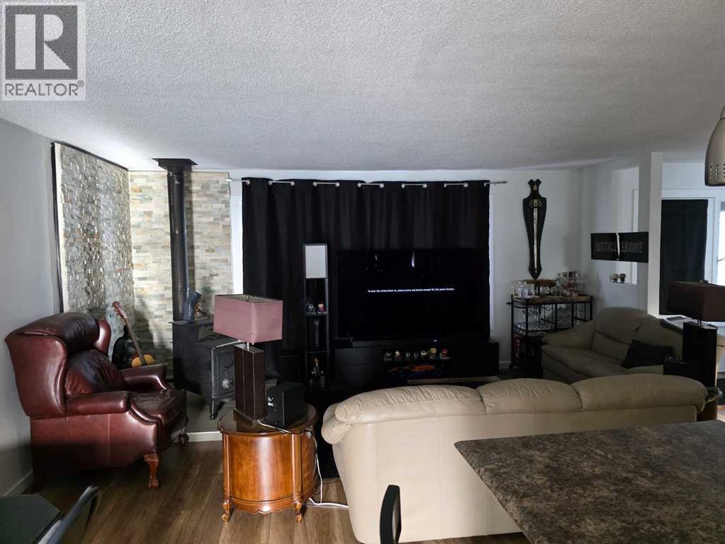 10853 99 Avenue Property Photo 3