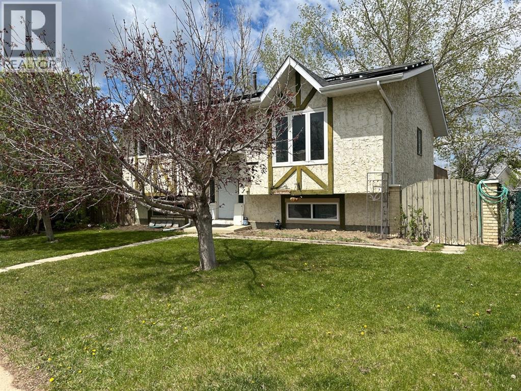 44 Wildrose Crescent W Property Photo 1