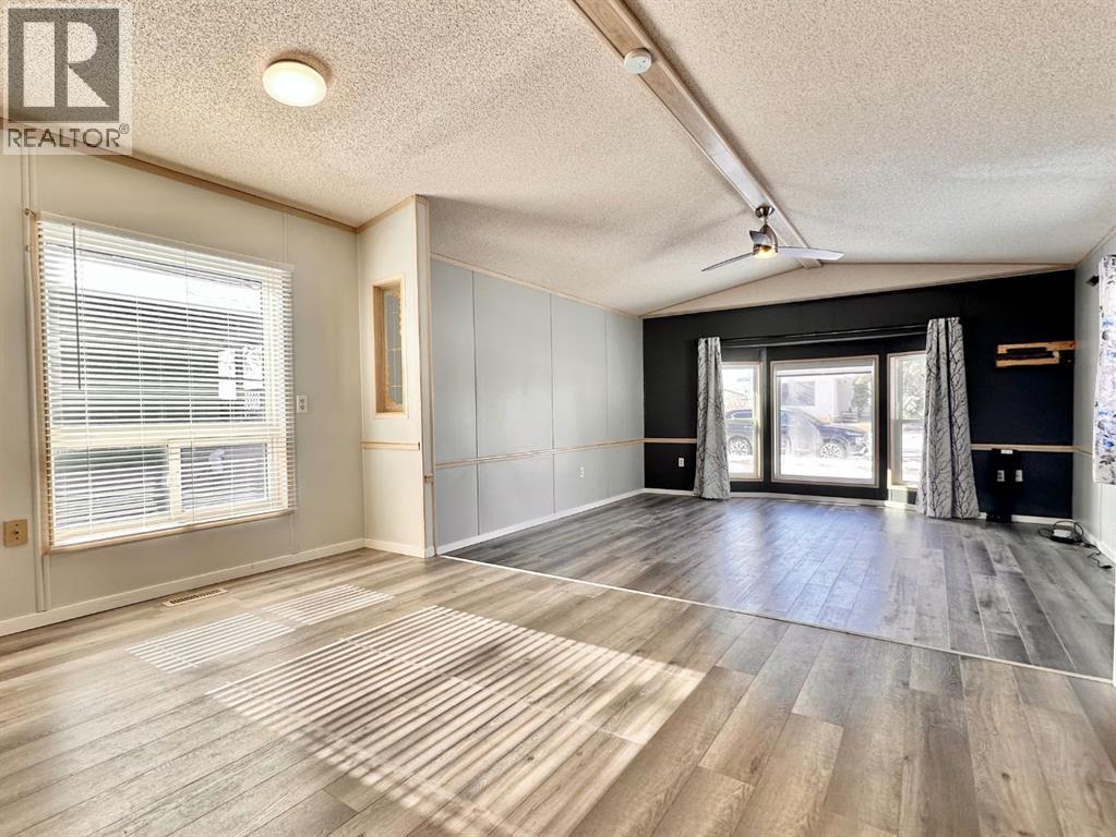613 Iris Street Property Photo 4