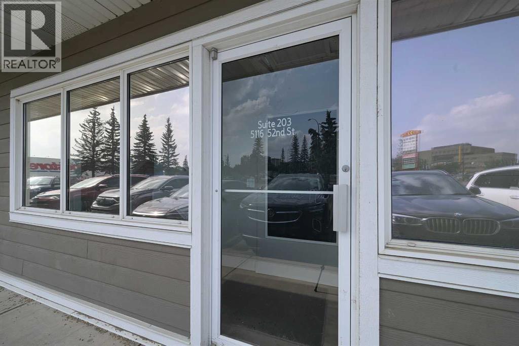 5116 52 Street Property Photo 2