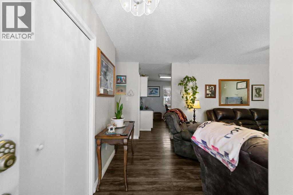 6304 39 Avenue Property Photo 4