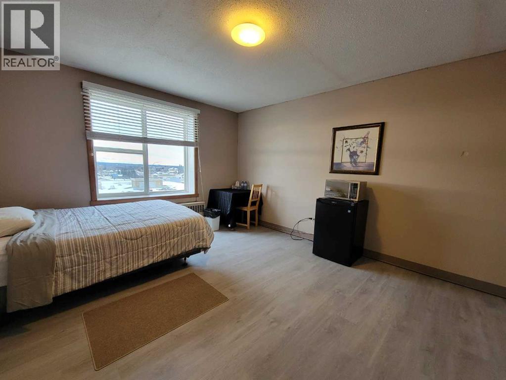 4939 50 Street Property Photo 8