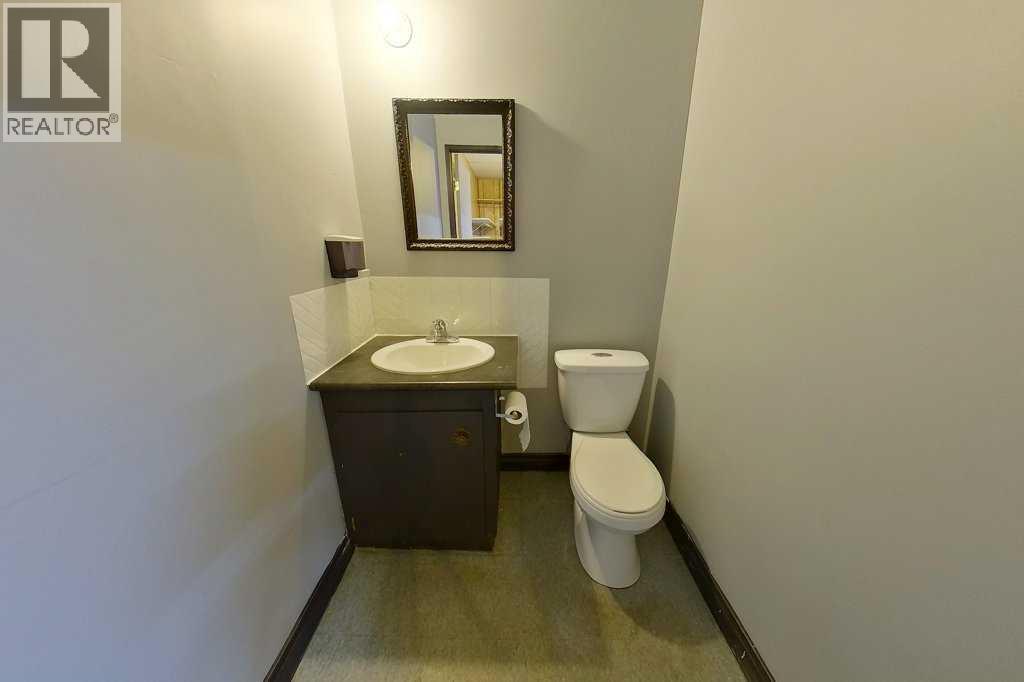 215 Broadway Avenue E Property Photo 6