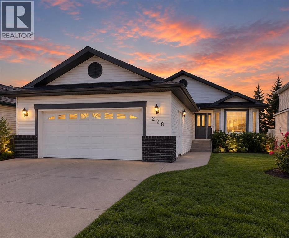 228 Woodside Crescent NW