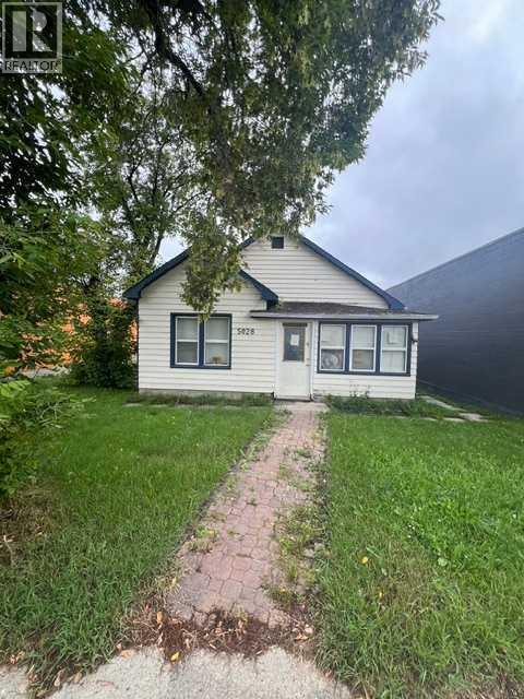 5028 51 Avenue Property Photo 2