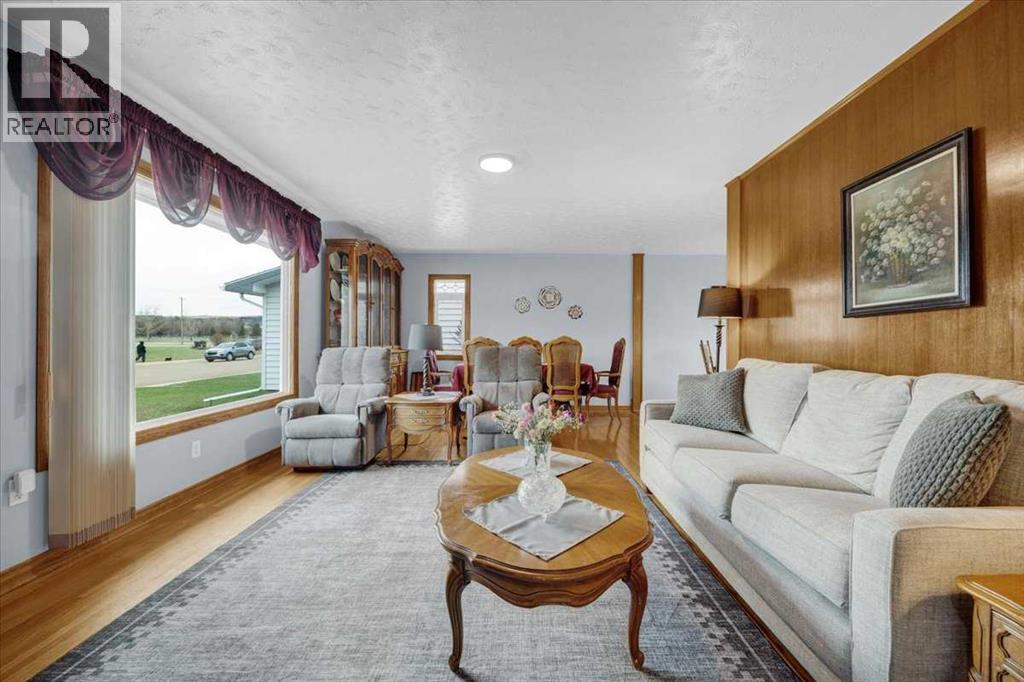 415 12 Street E Property Photo 6