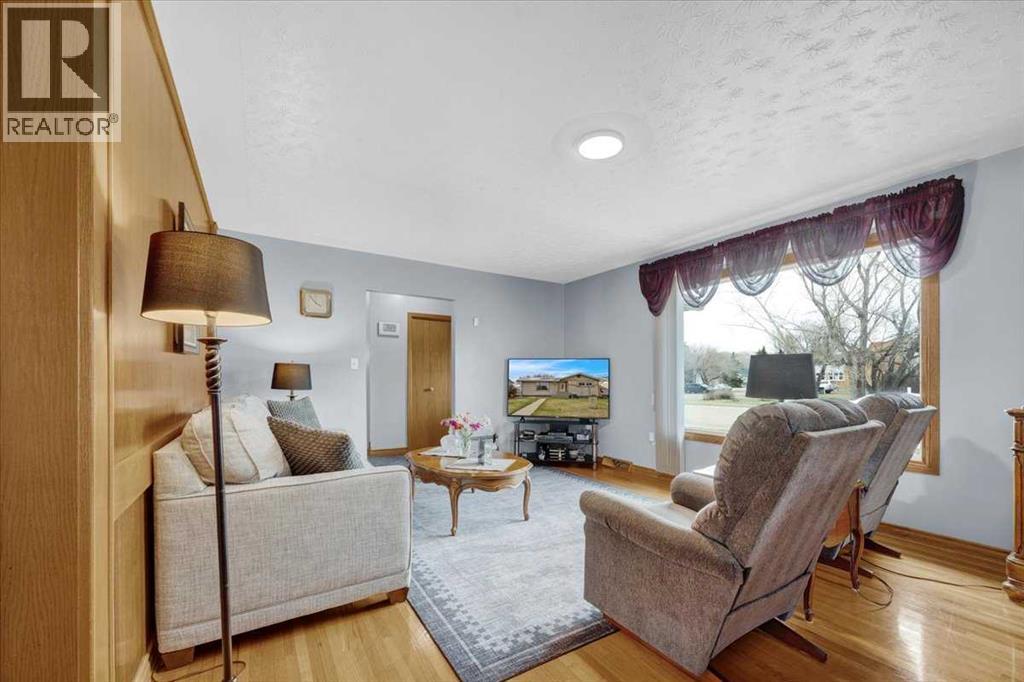 415 12 Street E Property Photo 7