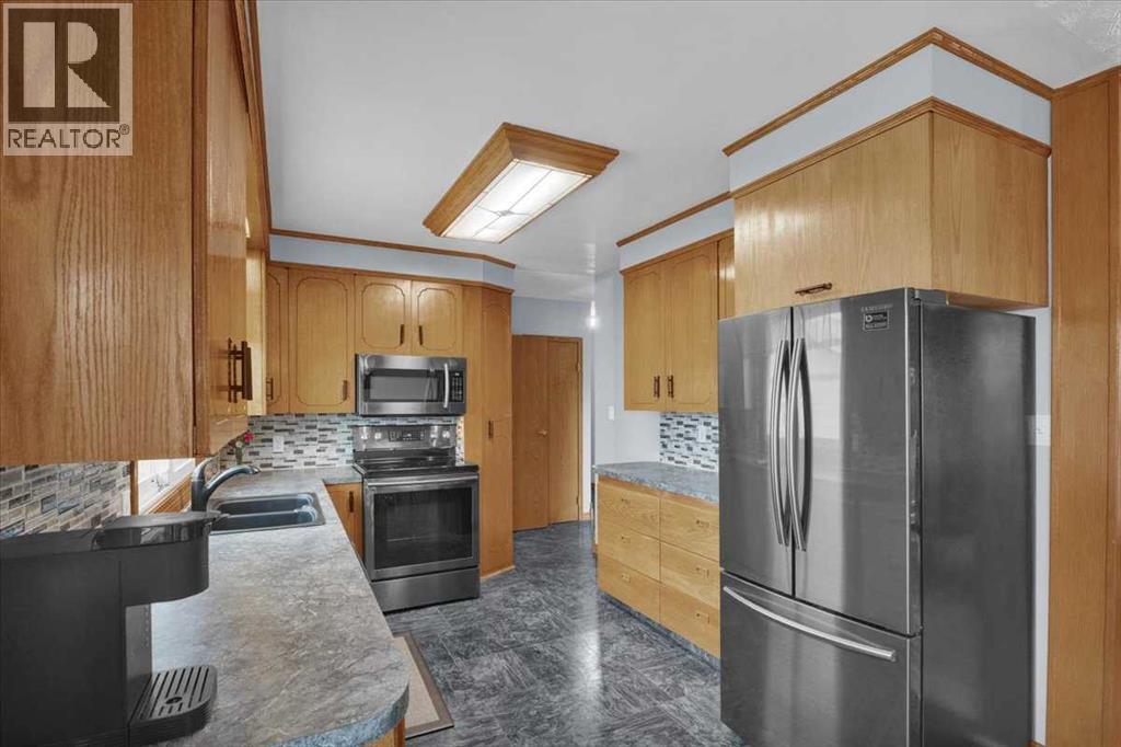 415 12 Street E Property Photo 12