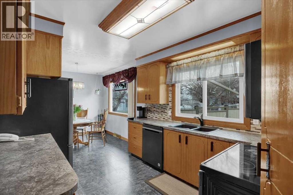 415 12 Street E Property Photo 13