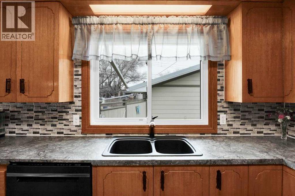 415 12 Street E Property Photo 14