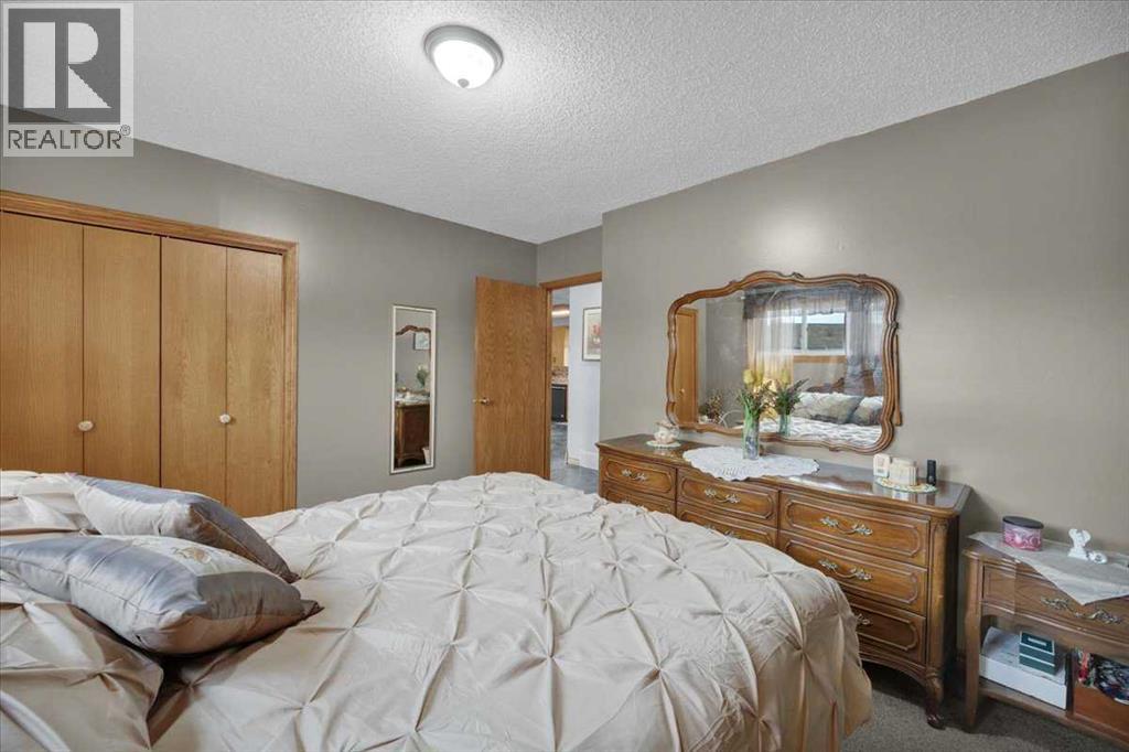 415 12 Street E Property Photo 18