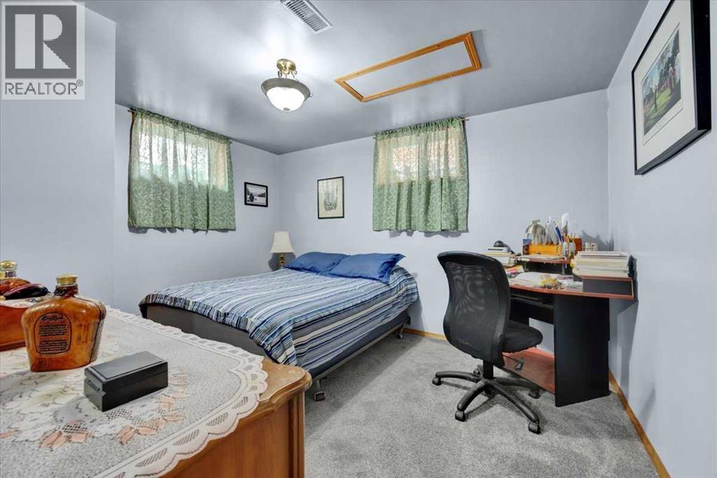415 12 Street E Property Photo 27