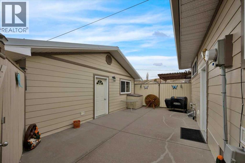 415 12 Street E Property Photo 38