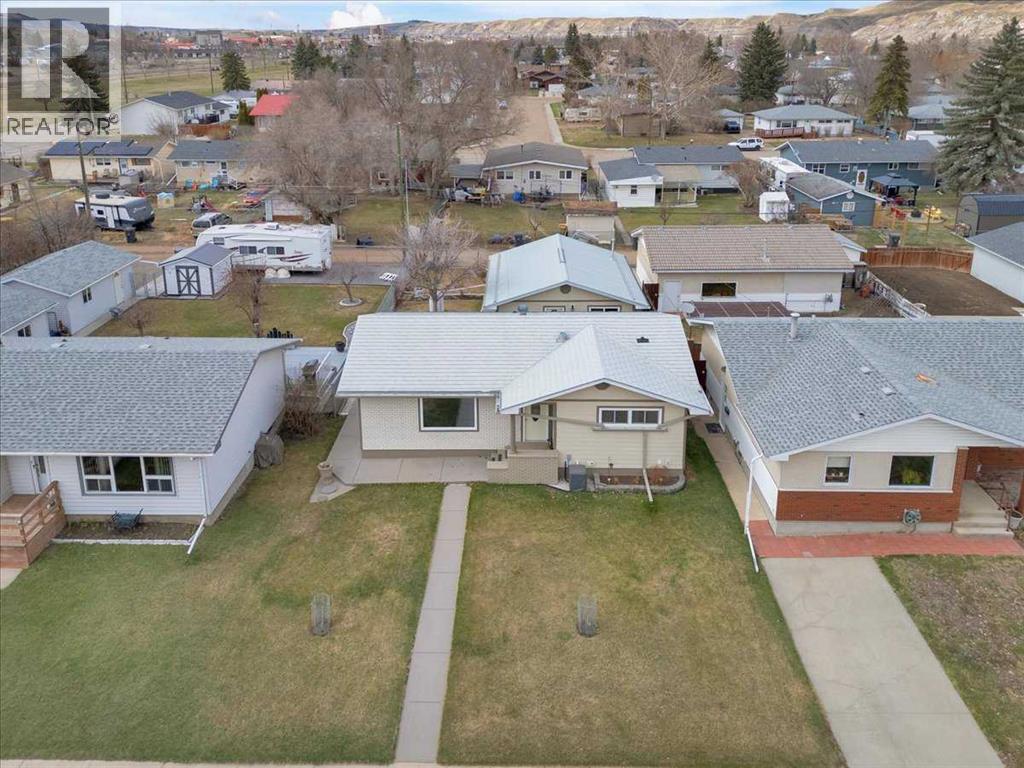 415 12 Street E Property Photo 43