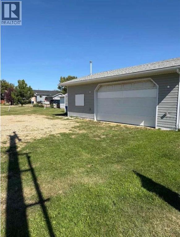 4819 52 Ave Property Photo 3