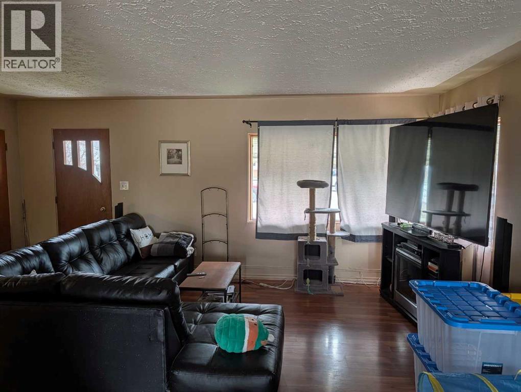 4612 50a Avenue Property Photo 2