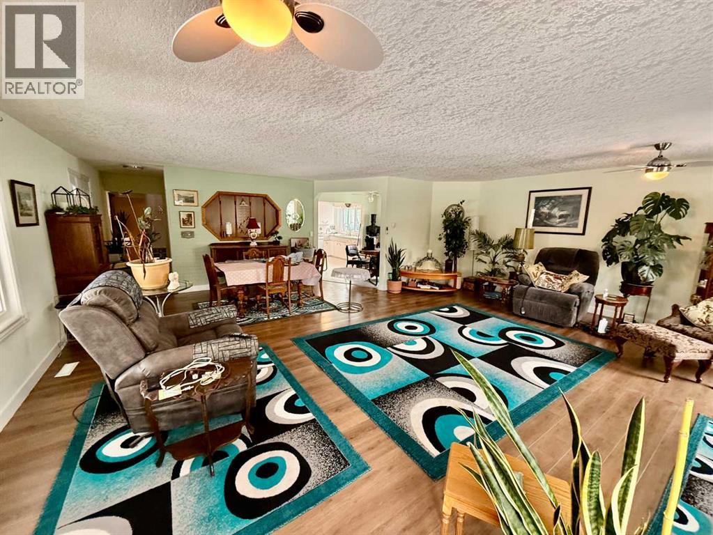 5111 49 Street Property Photo 2