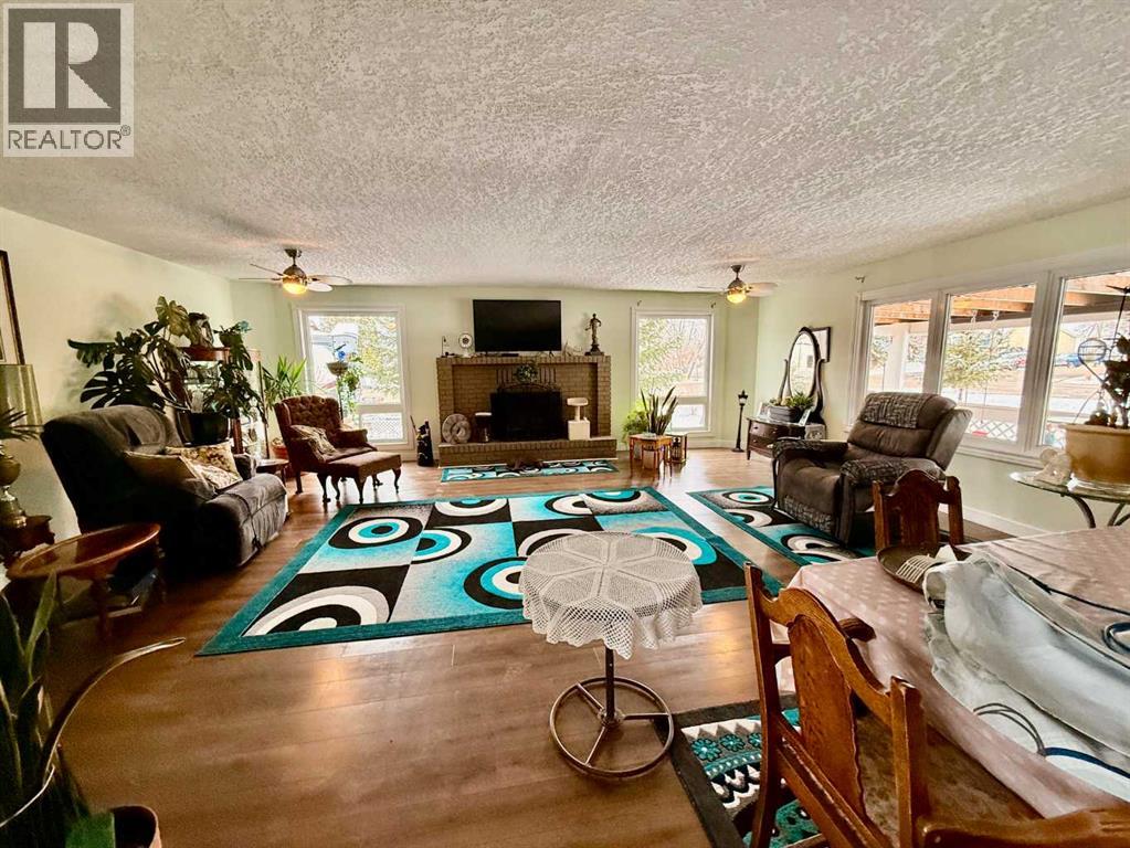5111 49 Street Property Photo 4