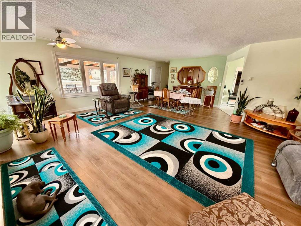 5111 49 Street Property Photo 6
