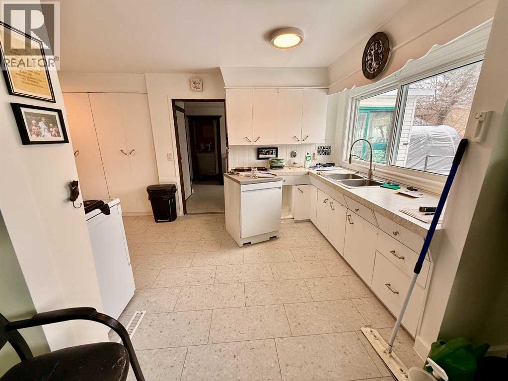 5111 49 Street Property Photo 7