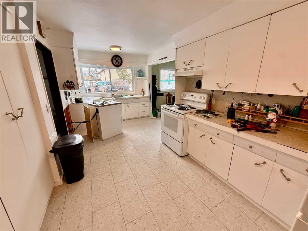 5111 49 Street Property Photo 8