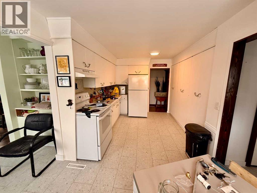 5111 49 Street Property Photo 9