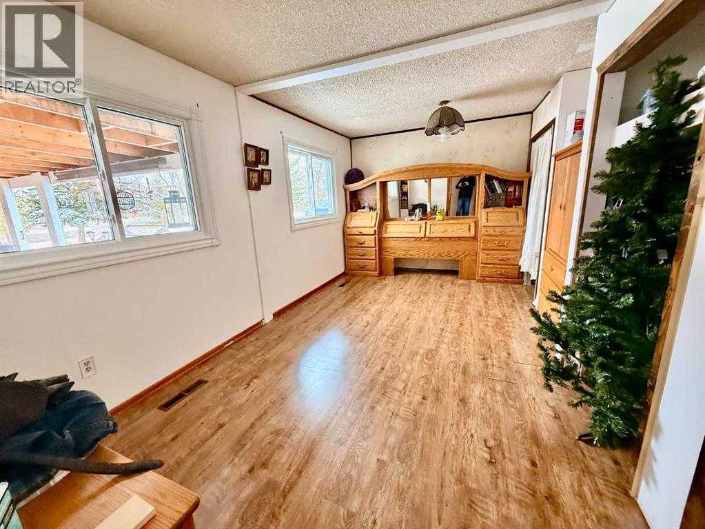 5111 49 Street Property Photo 11