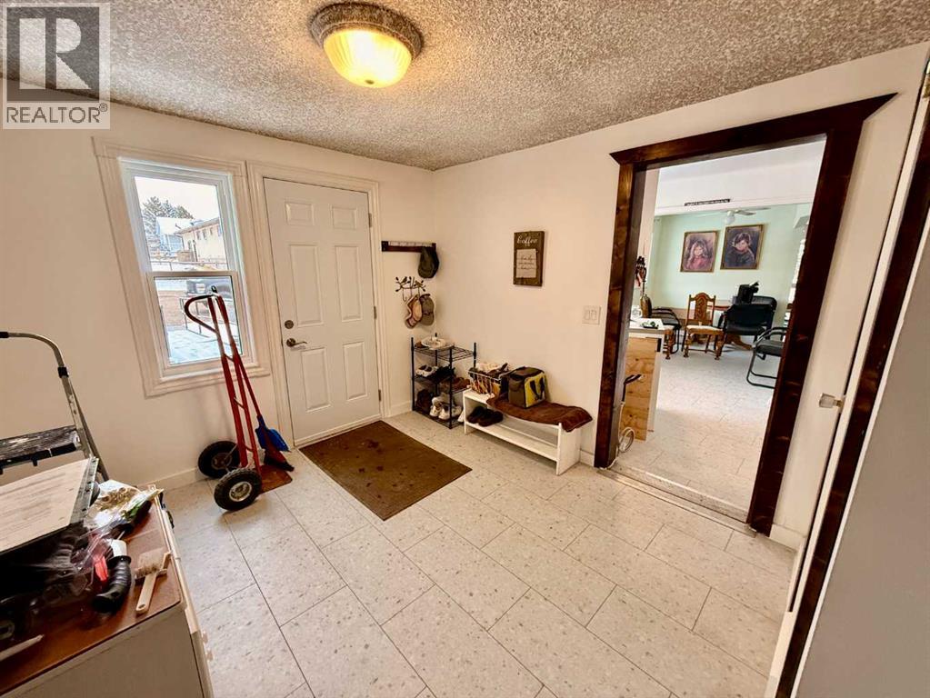 5111 49 Street Property Photo 17