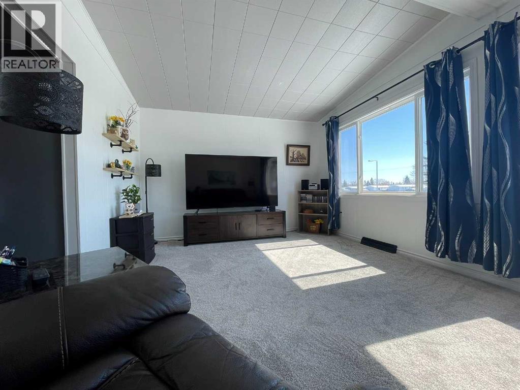 5308 57 Street Property Photo 5