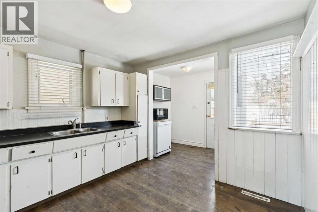 8312 47 Avenue Nw Property Photo 6
