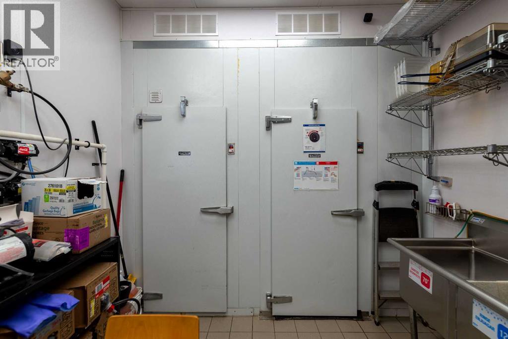 5027 44 Street Property Photo 15