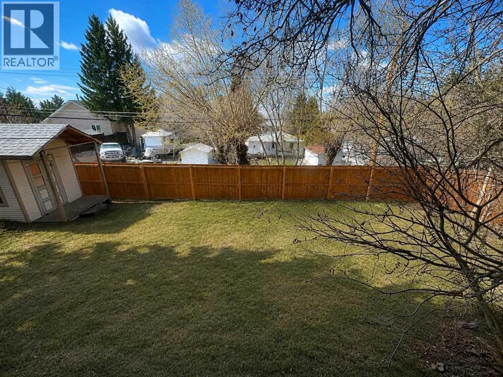 4410 43 Street Property Photo 2