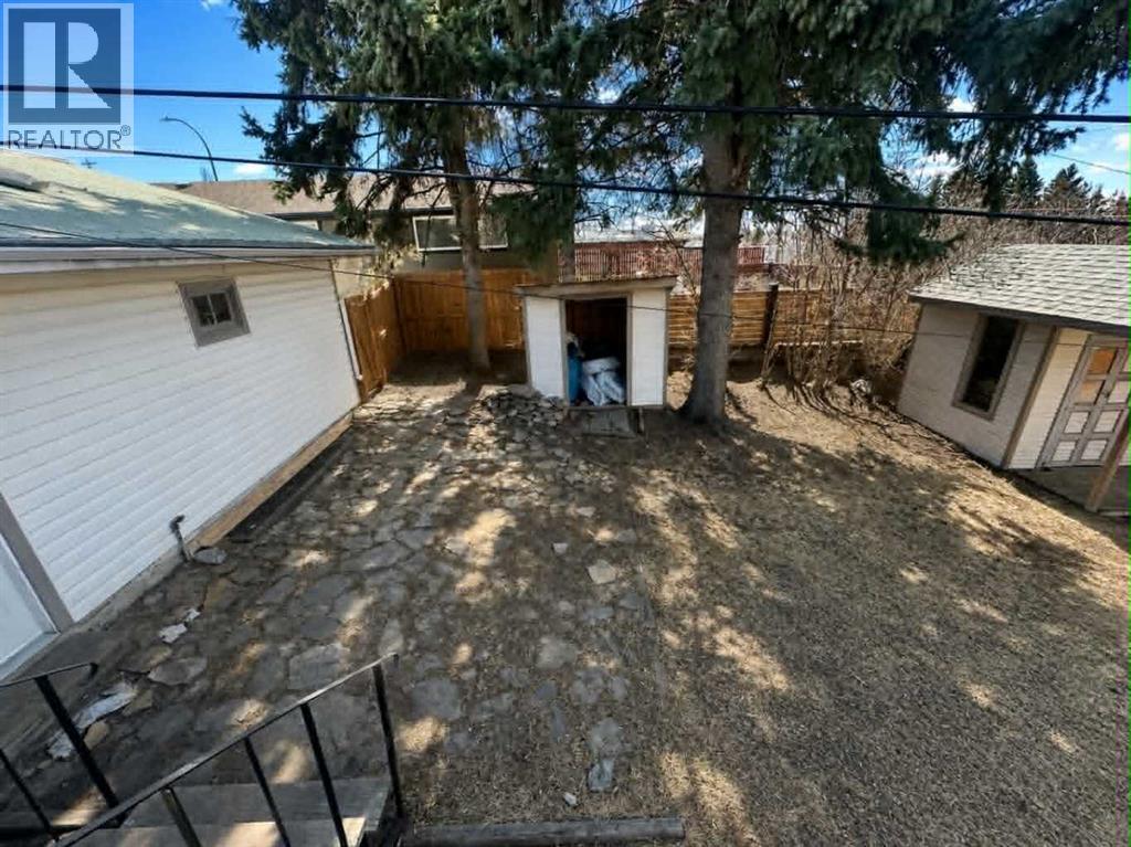 4410 43 Street Property Photo 3
