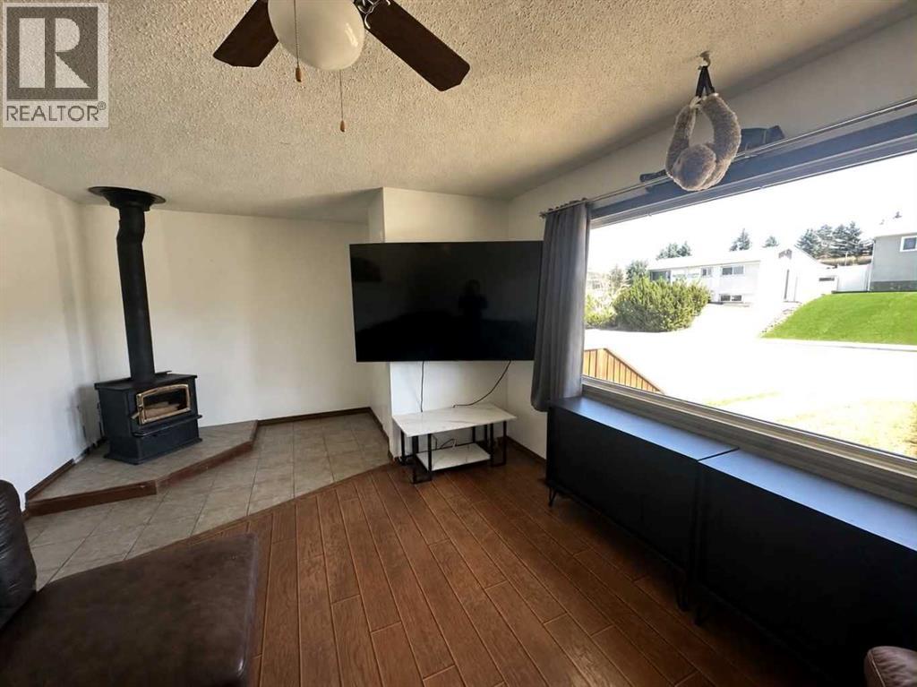 4410 43 Street Property Photo 5